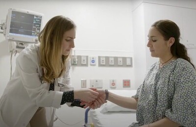 Кодирование Аквилонг в Киреевске Врач держит пациентку за руку